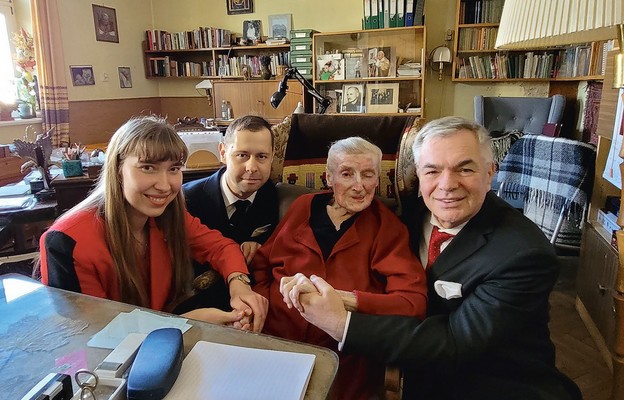 Współorganizatorzy konferencji z dr Wandą Półtawską