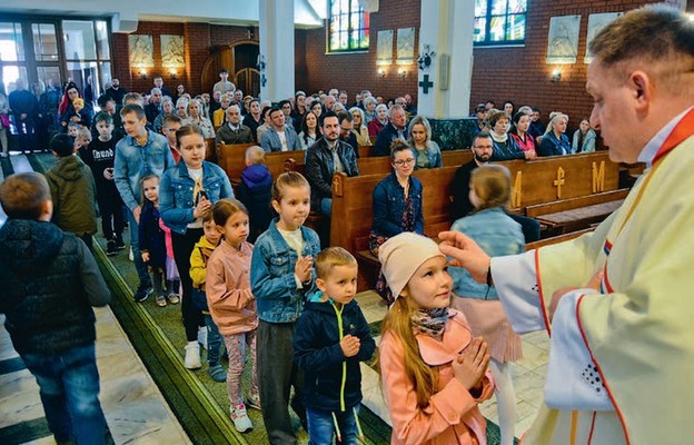 Po Mszy św. Ksiądz Proboszcz błogosławi dzieci