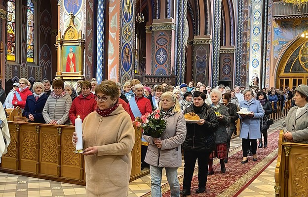 Procesja podąża z darami do ołtarza