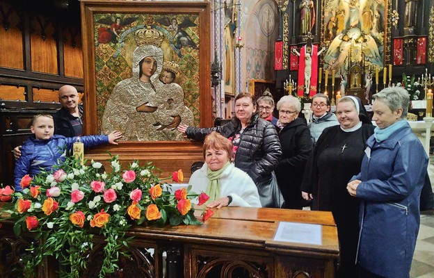 Wierni z Dąbrowy Górniczej przy obrazie Matki Bożej Gietrzwałdzkiej