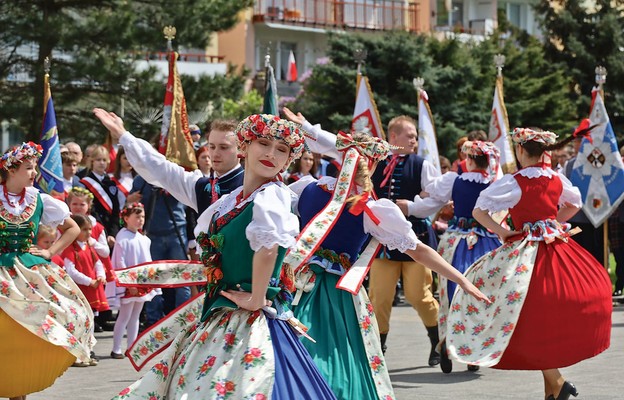 Prezentacja tańców narodowych przez świdnicki zespół Jubilat