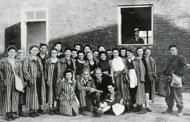 Grupa żydowskich więźniów uwolnionych z „Gęsiówki” przez żołnierzy batalionu
„Zośka” (5 sierpnia 1944)