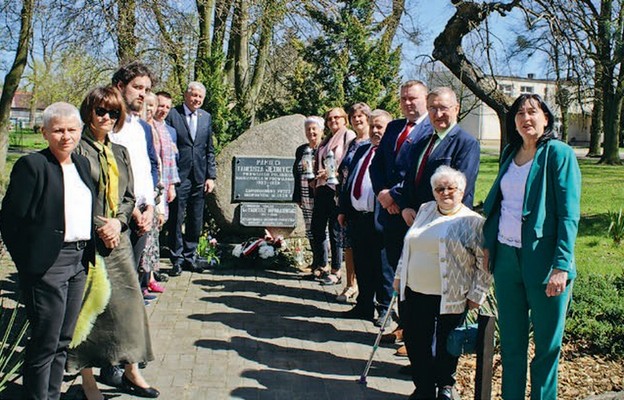 Uczestnicy uroczystości zapalili znicze i złożyli kwiaty