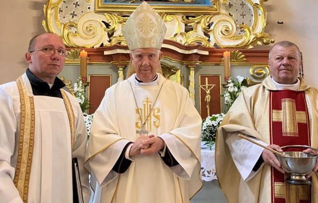 Bp Ignacy Dec w asyście poprzedniego i obecnego proboszcza par. w Ludwikowicach Kłodzkich