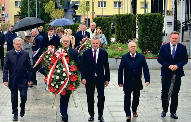 Złożenie kwiatów przy pomniku