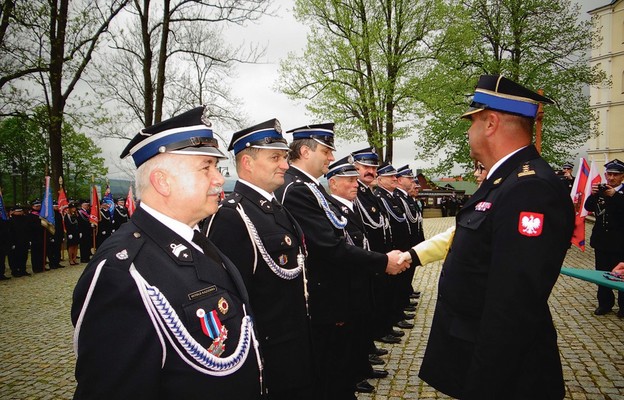 Podczas uroczystości wielu strażaków otrzymało wyróżnienia za ofiarną służbę
