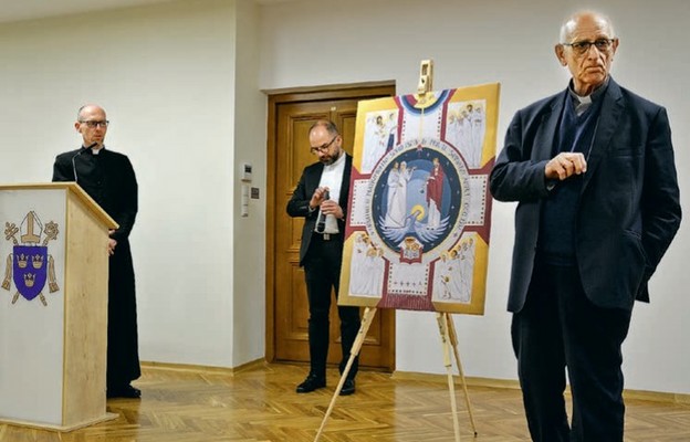 Ks. Renzo Bonetti (pierwszy z prawej) tłumaczy symbolikę ikony. Obok ks. Paweł Gałuszka  i ks. Przemysław Kwiatkowski