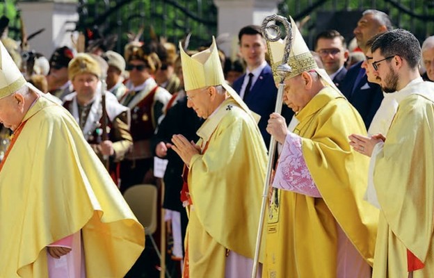 Hierarchowie: kard. Stanisław Dziwisz, abp Marek Jędraszewski i bp Jan Kopiec  zbliżają się do Ołtarza Trzech Tysiącleci
