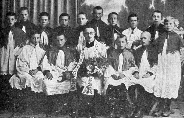 Ks. Figlewicz z ministrantami, wśród nich Karol Wojtyła