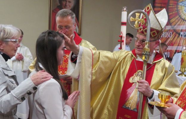 Biskup świdnicki podczas udzielania sakramentu bierzmowania