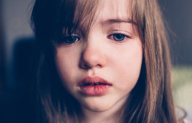 Anglia: druzgocący raport o terapii zmiany płci przez dzieci