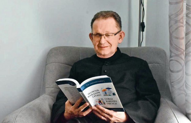 Ks. Aleksander Radecki podczas lektury swojej nowej książki
