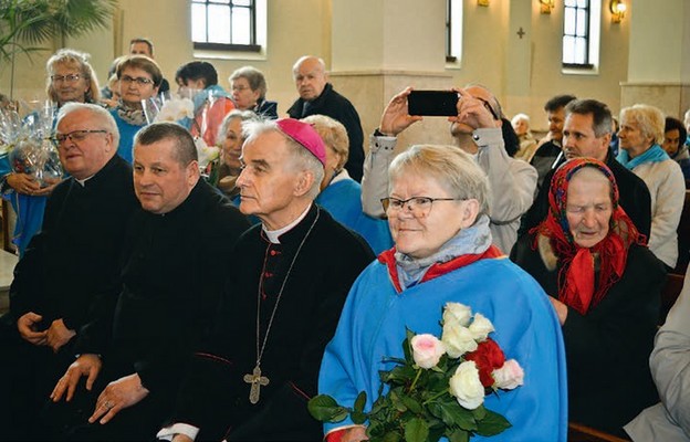 Bp Marian Florczyk wśród członków AM. Życzenia z okazji 25-lecia sakry biskupiej
