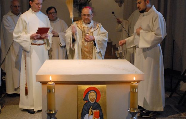 Bp Kiciński poświęcił nowy ołtarz, ikonę św. Dominika i wyremontowaną kaplicę.