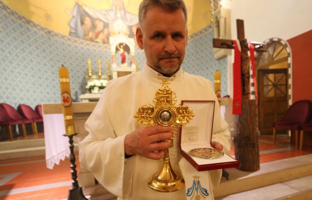 o. prowincjał Wojciech Kotowski z relikwiami św. Damiana de Veuster i męczenników z Picpus