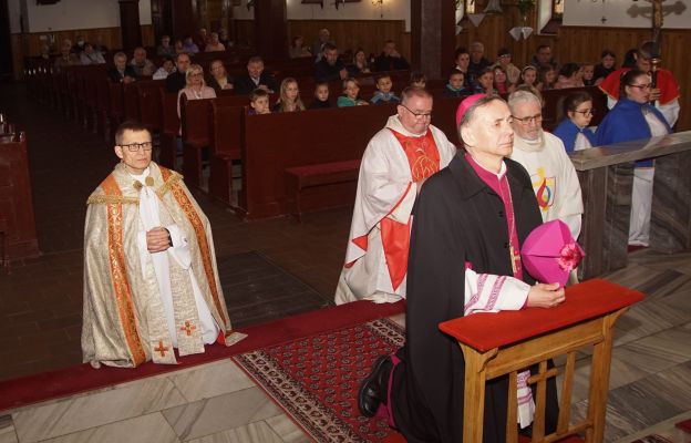 Krótka modlitwa zebranych, po kanonicznym powitaniu biskupa w progach świątyni