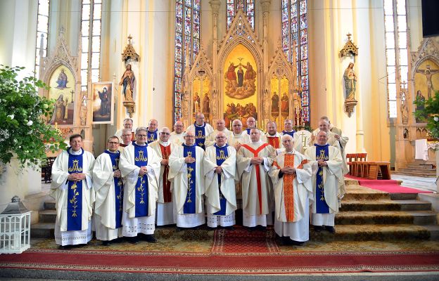 Kapłani obchodzący swoją 35. rocznicę święceń kapłańskich