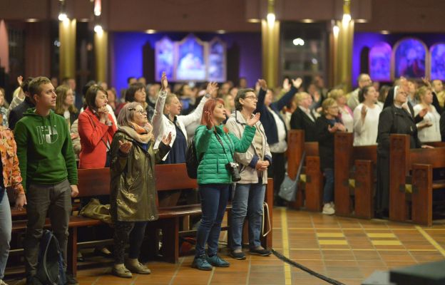 Kościół na Popowicach wypełnił się członkami wspólnot charyzmatycznych modlącymi się przez Zesłaniem Ducha Świętego.