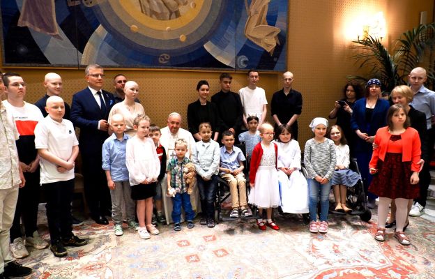 dzieci leczące się we Wrocławskiej Klinice Onkologii i Hematologii Dziecięcej z papieżem Franciszkiem