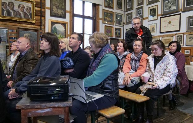 Uczestnicy nocy muzeów w muzeum w Istebnej. 