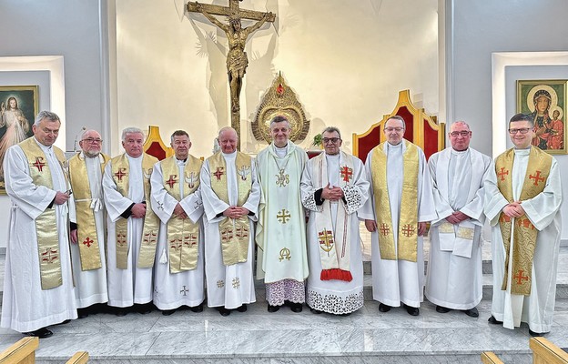 Jubilaci razem z biskupem Romanem w kurialnej kaplicy dziękowali z 40 lat kapłaństwa