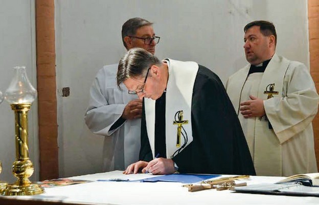 Podpisanie aktu misji świętej