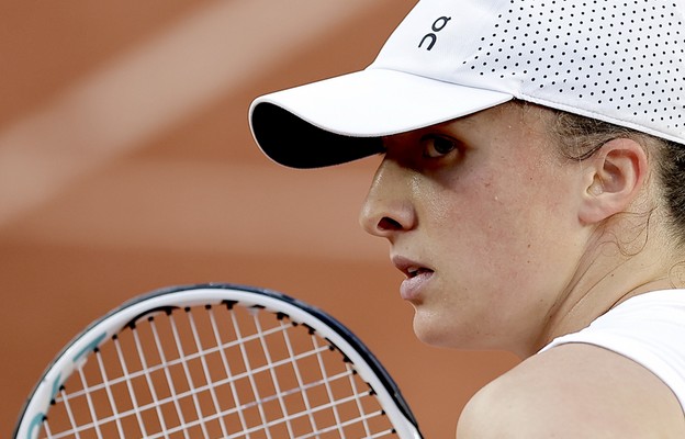 Iga Świątek po kreczu Ukrainki Łesi Curenko awansowała do ćwierćfinału wielkoszlemowego French Open.