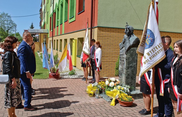 Złożenie kwiatów przy pomniku św. Jana Pawła II