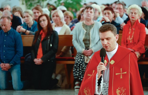 Ks. Teodor Sawielewicz podczas rozważań przed Najświętszym Sakramentem
