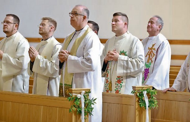 Kapłani z dekanatów centralnych podczas dnia skupienia w Świdnicy
