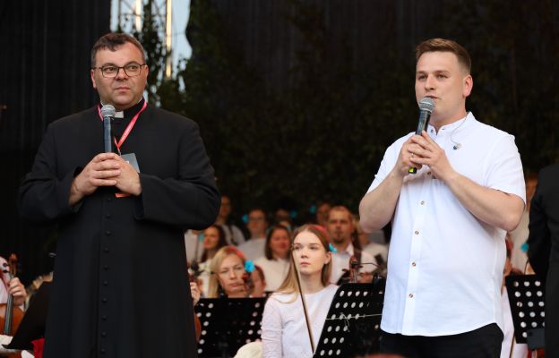 Od lewej: ks. Krzysztof Iwaniszyn, pomysłodawca i proboszcz parafii św. Katarzyny Aleksandryjskiej w Nowej Rudzie-Słupcu, i Wojciech Budniak, jeden z organizatorów.