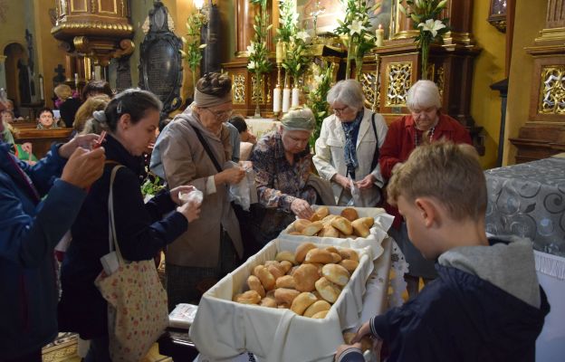 Podczas uroczystości zostały pobłogosławione chlebki i lilie