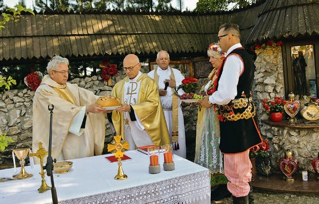 Dary ofiarne przynieśli do ołtarza Anna i Piotr Chmielewscy