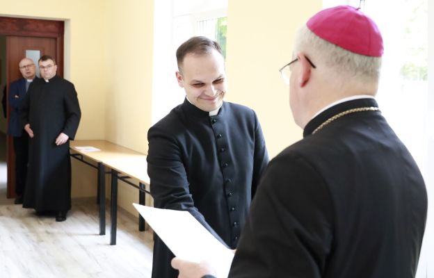 Ks. Grzegorz Banda odbiera dekret na wikariusza jednej z największych parafii w diecezji. 