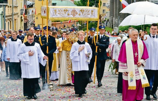 Z sanktuarium św. Józefa wyruszyła procesja z Najświętszym Sakramentem do czterech ołtarzy