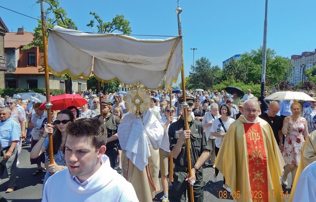 Wierni licznie uczestniczą w procesji ulicami łódzkiego Julianowa