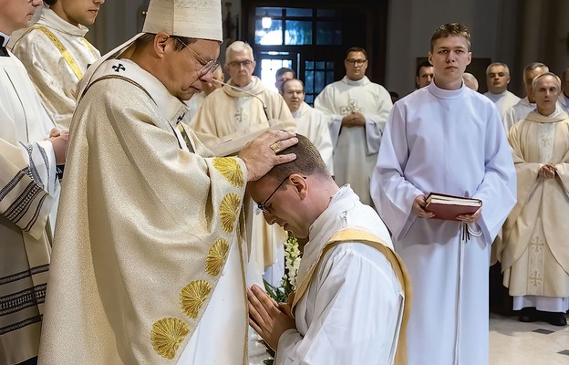 Obrzęd nałożenia rąk biskupa podczas święceń kapłańskich