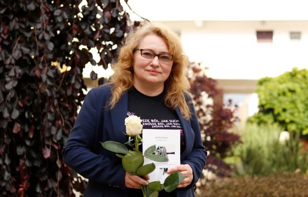 Jadwiga Graboś to lubelska germanistka i poetka. Poza „Kontaktem” (2023), którego bezpłatne egzemplarze można odebrać w świdnickiej bibliotece, opublikowała również tomiki: „Lekcje rozróżniania” (2019) i „Przeprowadzki” (2022).