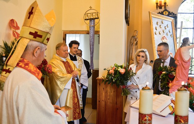 Fundatorzy obrazu Edyta i Grzegorz Łukasikowie dziękują Biskupowi za przewodniczenie Eucharystii