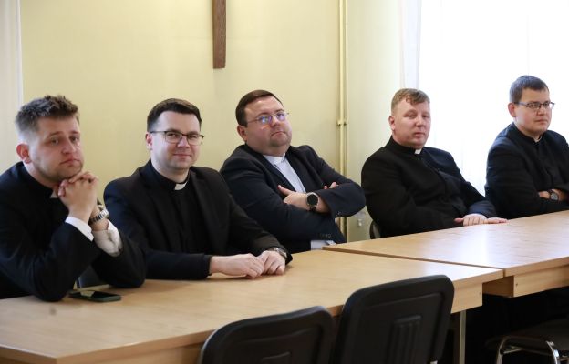 W kolejnej sesji studium wikariuszowskiego udział wzięło kilkudziesięciu kapłanów