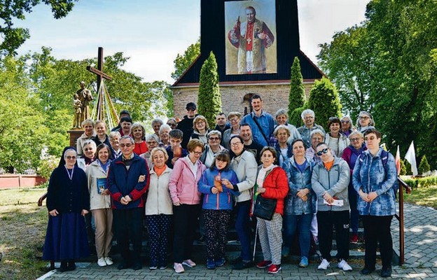 Przed sanktuarium bł. kard. Stefana Wyszyńskiego w Kobylance