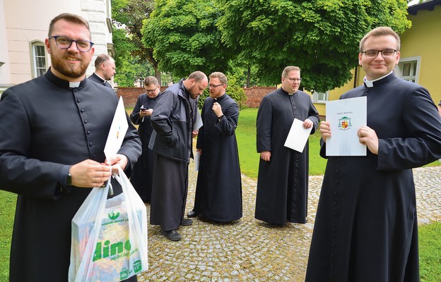 Księża wikariusze tuż po otrzymaniu dekretów