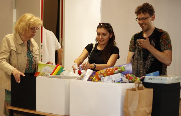 Uczestnicy koncertu wykazali się hojnością, zapełniając wszystkie pojemniki przygotowane na dary.