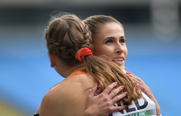 Reprezentantka Polski Natalia Kaczmarek i Holenderka Femke Bol po biegu na 400m kobiet