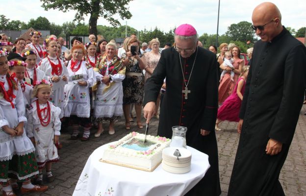Po Mszy św. odpustowej na wiernych czekał tort i słodki poczęstunek