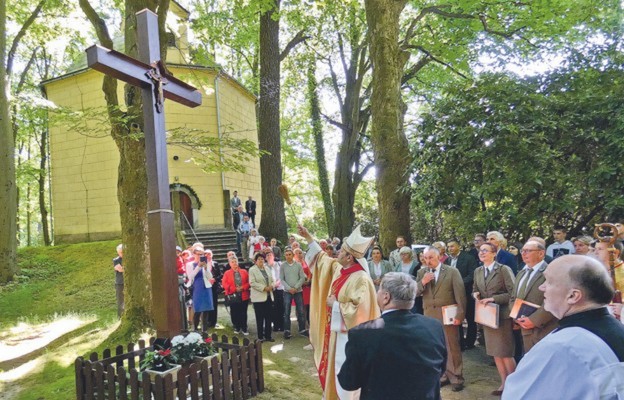 Krzyż poświęcił bp Piotr Wawrzynek