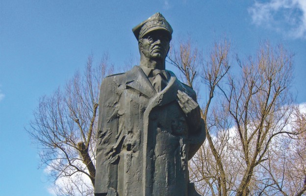 Pomnik gen. Władysława Sikorskiego w rzeszowskim parku Jedności Polonii z Macierzą
