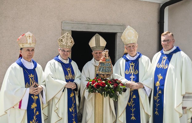 Abp Mieczysław Mokrzycki wraz biskupami diecezji świdnickiej i kustoszem
sanktuarium Maryi Śnieżnej