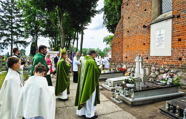 Tablica pamiątkowa to zaproszenie do modlitwy za wstawiennictwem Sługi Bożego