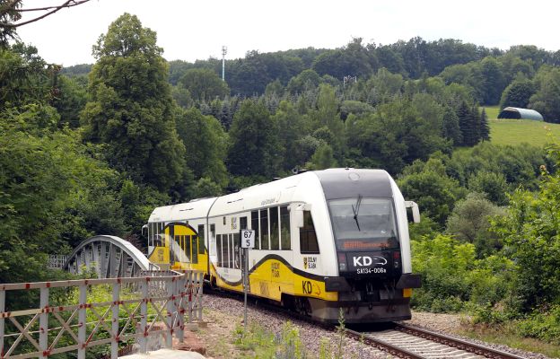 Linia ze Świdnicy do Jedliny, nazywana też Koleją Bystrzycką, jest uważana za jedną z najbardziej malowniczych w Polsce. 24-kilometrowy odcinek wyróżnia się rekordową liczbą 116 obiektów technicznych, na zdjęciu most w Lubachowie.